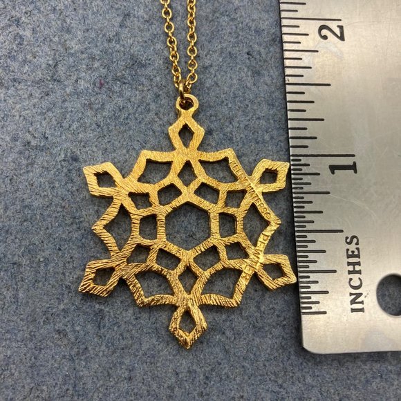 Kelly Waters Snowflake Pendant Pewter Necklace Gold Textured Delicate Chain Wint - Picture 7 of 13